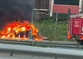 A14, allarme all’uscita Vasto nord: vigili del fuoco spengono il rogo, auto distrutta