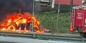 A14, allarme all’uscita Vasto nord: vigili del fuoco spengono il rogo, auto distrutta