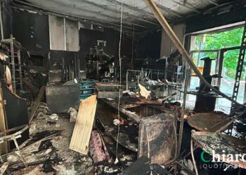 Incendio nella notte in via Ciccarone, distrutto lo storico D’Adamo Fiori e Piante