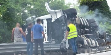 Tir sfonda guardrail e si ribalta, autotrasportatore lievemente ferito in A14