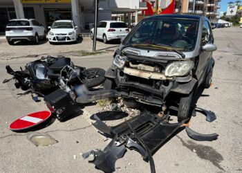 Vasto, Smart si scontra con una moto e abbatte la segnaletica stradale