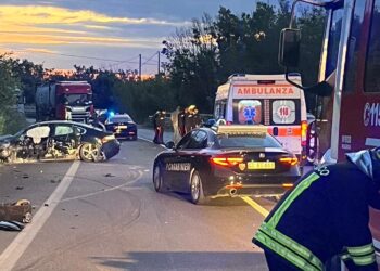 Jaguar rubata, inseguimento sulla statale 16: incidente tra 3 auto, una è dei carabinieri, 4 feriti