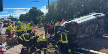 Pulmino si scontra con un’auto sulla Sp 84 e si ribalta, sette i feriti