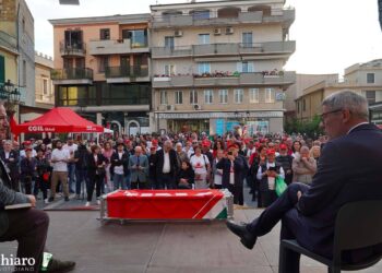 Referendum, la tappa in piazza di Landini: «Giovani senza diritti, è anche nostra responsabilità»