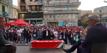 Referendum, la tappa in piazza di Landini: «Giovani senza diritti, è anche nostra responsabilità»