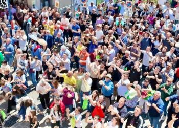 Il lancio di 15mila taralli: a Pollutri il rito in onore di San Nicola