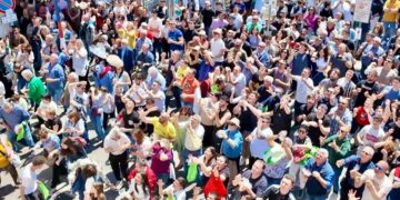 Il lancio di 15mila taralli: a Pollutri il rito in onore di San Nicola