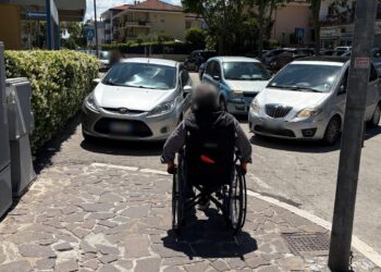 «Auto parcheggiate davanti agli scivoli, marciapiedi inaccessibili in sedia a rotelle»