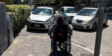 «Auto parcheggiate davanti agli scivoli, marciapiedi inaccessibili in sedia a rotelle»
