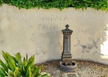 «Sindaca fascista», la scritta contro Di Fabio. Politica unanime: «Ennesimo atto offensivo»