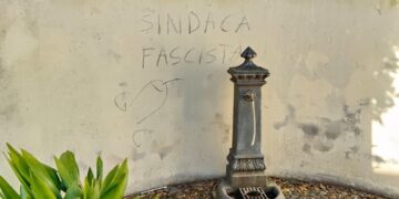«Sindaca fascista», la scritta contro Di Fabio. Politica unanime: «Ennesimo atto offensivo»