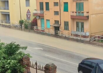 Strade allagate e pantani davanti agli attraversamenti pedonali. «Ingressi delle scuole allagati»