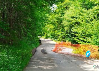 Buche e rischio crollo, preoccupa la strada comunale Monte Sorbo: «Situazione insostenibile»