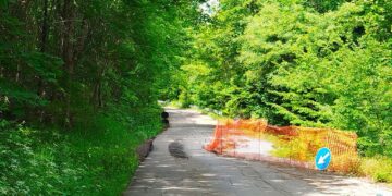 Buche e rischio crollo, preoccupa la strada comunale Monte Sorbo: «Situazione insostenibile»