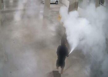 Vandalismo: svuotano gli estintori nel parcheggio, denunciati