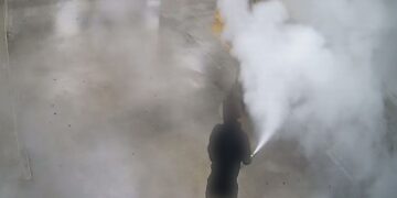 Vandalismo: svuotano gli estintori nel parcheggio, denunciati