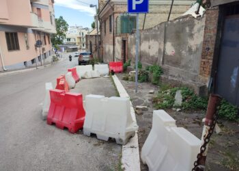 Vasto Marina, muro della ex stazione crollato e strada più stretta da 9 anni. «Contenzioso in atto»