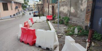 Vasto Marina, muro della ex stazione crollato e strada più stretta da 9 anni. «Contenzioso in atto»