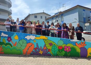 Migliorare l’ambiente che ci circonda: inaugurato il murale di Altieri Service e liceo Pantini-Pudente