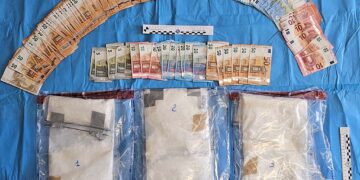 Oltre 2 chili di cocaina in auto, la polizia arresta quattro persone