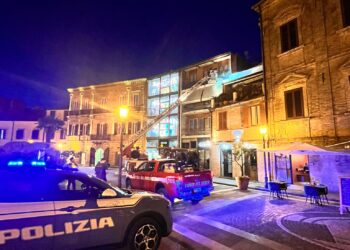 Cornicione rischia di staccarsi, pompieri con l’autoscala in piazza Rossetti