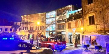 Cornicione rischia di staccarsi, pompieri con l’autoscala in piazza Rossetti