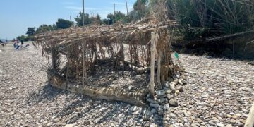 «Arriva l’estate e sulla spiaggia di Canale spuntano capanne e cani senza guinzaglio»
