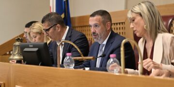 Ok alla legge “Salva casa”, sottotetti abitabili. Stop a nuovi centri commerciali fino al 2030