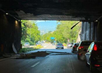 Crollo galleria Tricalle, verifiche in corso. Torto: «Pochi secondi e potevo morire»