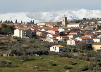 Ignoti si introducono nel cimitero per profanare tombe. Le telecamere per risalire ai responsabili