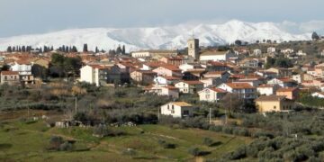 Ignoti si introducono nel cimitero per profanare tombe. Le telecamere per risalire ai responsabili