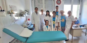 Ricoclaun dona un lettino elettrico all’ambulatorio di Pediatria dell’ospedale di Vasto