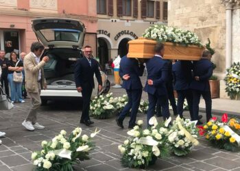 L’ultimo saluto a Marinaro, «Ricordate le cose belle perché continui a vivere nei vostri cuori»