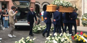 L’ultimo saluto a Marinaro, «Ricordate le cose belle perché continui a vivere nei vostri cuori»