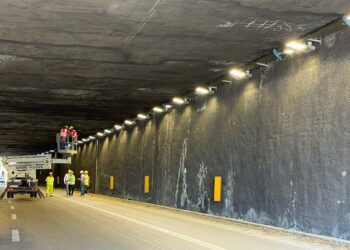 Una corsia della galleria Tricalle chiusa per lavori. Giuseppe Conte: «Sulla sicurezza solo slogan»