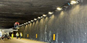 Una corsia della galleria Tricalle chiusa per lavori. Giuseppe Conte: «Sulla sicurezza solo slogan»