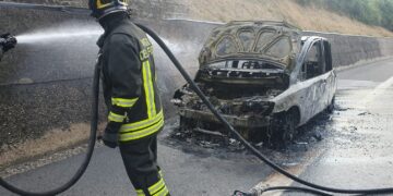 Incendio distrugge auto sull’A14, in salvo il conducente
