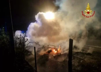 Auto esce di strada e finisce contro un ponticello in cemento: 26enne muore nel rogo