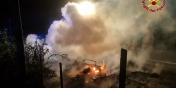 Auto esce di strada e finisce contro un ponticello in cemento: 26enne muore nel rogo