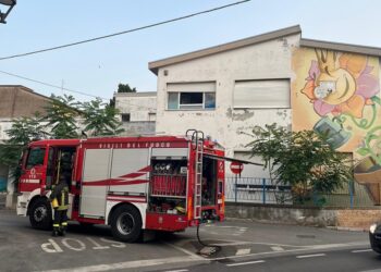 A fuoco mobili e faldoni: incendio nell’ex scuola, sospetta causa dolosa