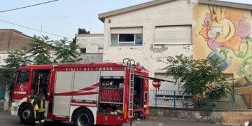 A fuoco mobili e faldoni: incendio nell’ex scuola, sospetta causa dolosa