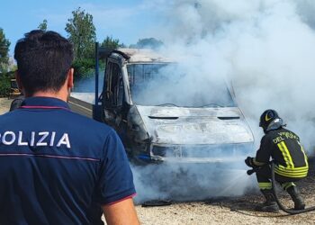 Furgone a fuoco ai margini della Riserva di Punta Aderci, vigili del fuoco in azione