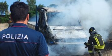 Furgone a fuoco ai margini della Riserva di Punta Aderci, vigili del fuoco in azione