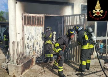 A fuoco il piano terra di una casa: ingenti danni, abitanti in salvo