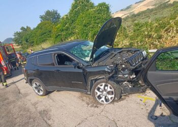 Scontro tra due auto sulla fondovalle Sinello, tre feriti