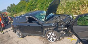 Scontro tra due auto sulla fondovalle Sinello, tre feriti