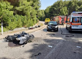 Scontro tra auto e moto sulla rampa della Trignina: turista californiano soccorso in eliambulanza