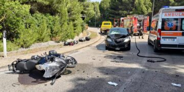Scontro tra auto e moto sulla rampa della Trignina: turista californiano soccorso in eliambulanza