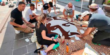 Corpus Domini, decine di volontari al lavoro in centro per dare vita ai quadri dell’infiorata