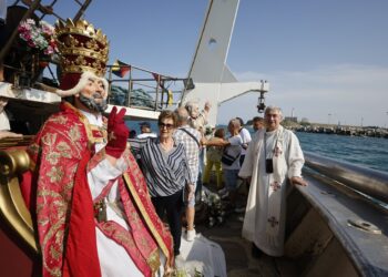 Le statue di San Pietro e San Paolo insieme: la processione in mare nell’anno del Giubileo